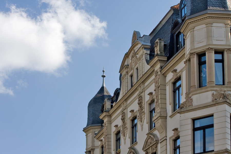 Altbaufassade vor blauem Himmel