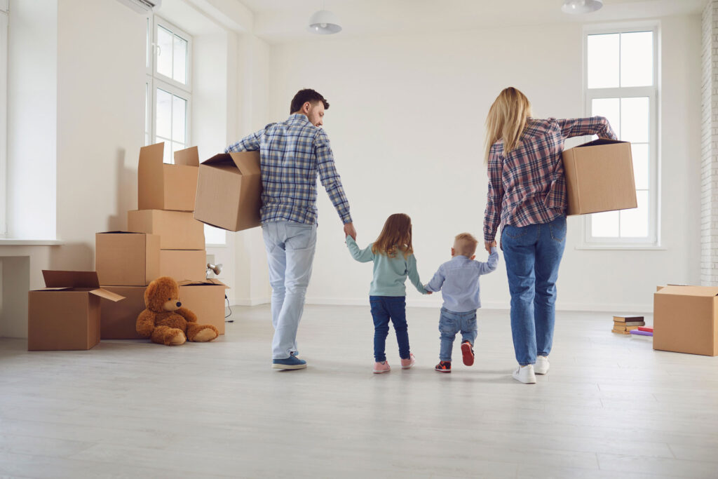 Familie beim Tragen von Umzugskartons